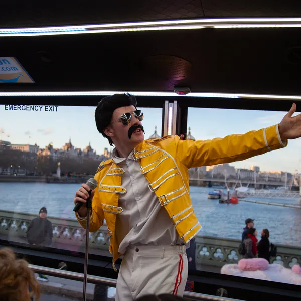 The rock legend singing on the bus by the Thames